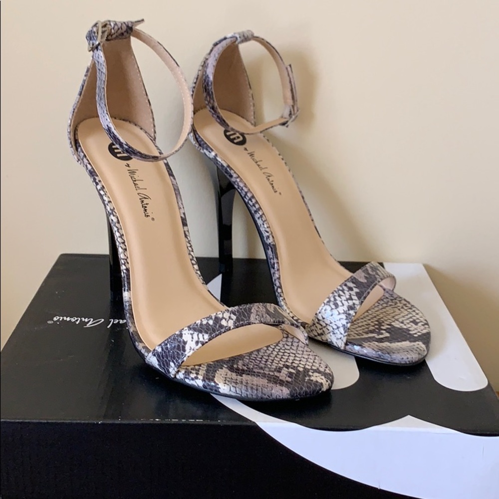 NWOB Michael Antonio Grey Snake Jaxine Sandals 7